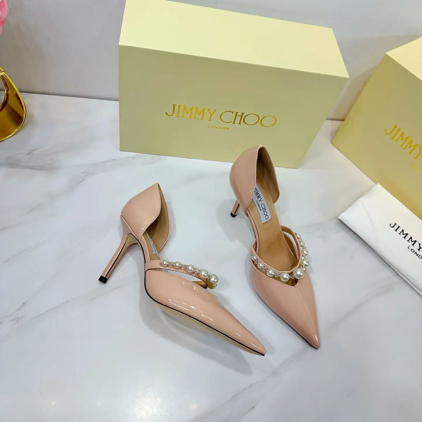 👟👟Ex-factory price 620👟👟 JIMMY CHOO (Jimmy CHOO) 💝💝💝 is a very comprehensive noble fashion lifestyle brand, with a series of women's high-heeled, medium-heeled, flat-heeled sandals with the same straps from major fashion bloggers and celebrities in Hong Kong and the United States.  The Australian pointed toe, round toe and square toe series are simply beautiful. Fall in love with elegance and playful sense of the future. Just by looking at them, you want to own them immediately, but you can really think about a pair of exquisite high heels~~~~~~~~~~~~~~~~~ 💝This series is specially designed for extraordinary and indifferent ladies, thus creating a unique overall effect, Jimmy Choo Design products that inspire women to move forward and show their charm💝💝💝 1⃣️Material: Imported patent leather 2⃣️Inner: Imported Italian lambskin, super soft and delicate 3⃣️Outsole: Imported Italian original original color genuine leather outsole Heel height 8.5 4⃣️Code number: 35 to 39 (34.40.41.42. Customized)